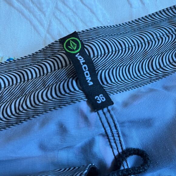 Volcom Alienated Stoney Swim Trunks Size 36 - Picture 2 of 5